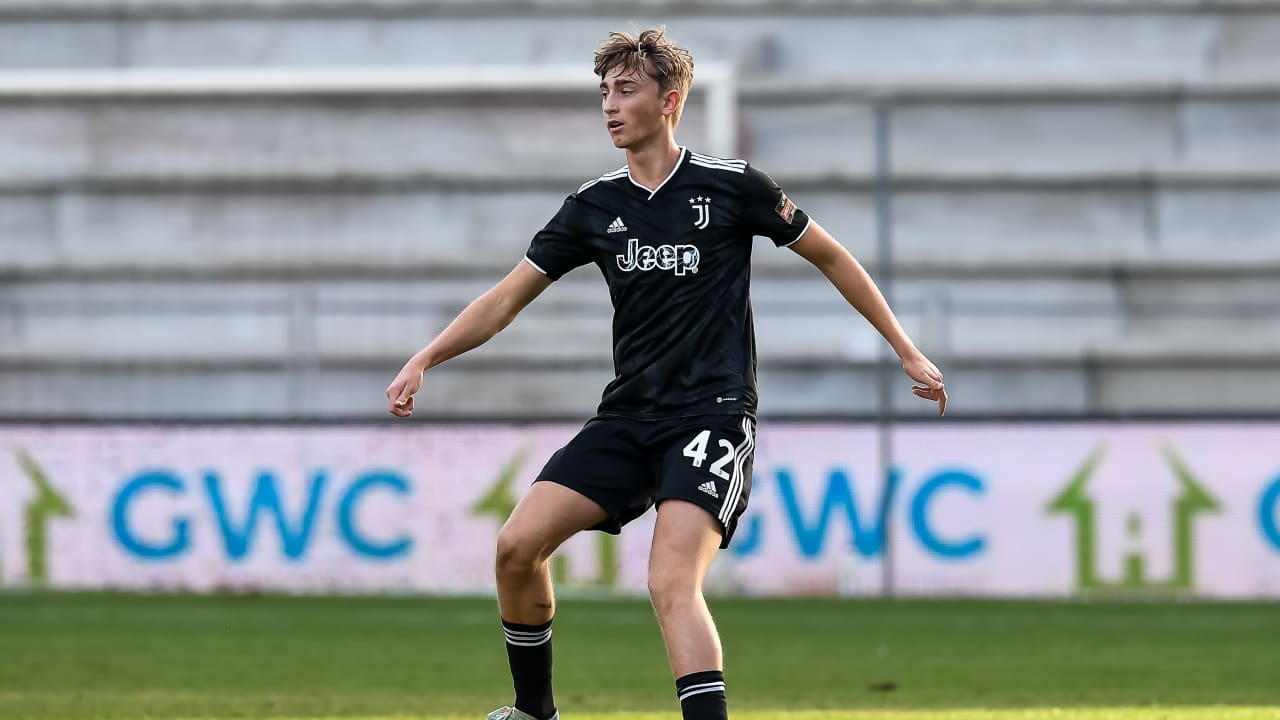 Dean Huijsen Player Profile Juventus