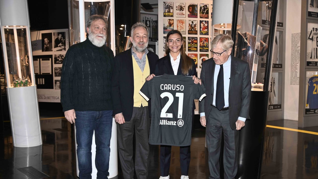 Arianna Caruso delivers her shirt to the Juventus Museum Juventus