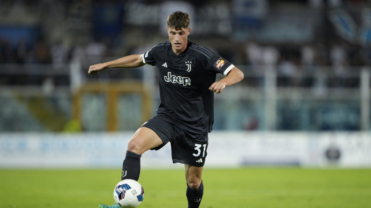 Riccardo Stivanello in azione durante Pescara-Juventus Next Gen