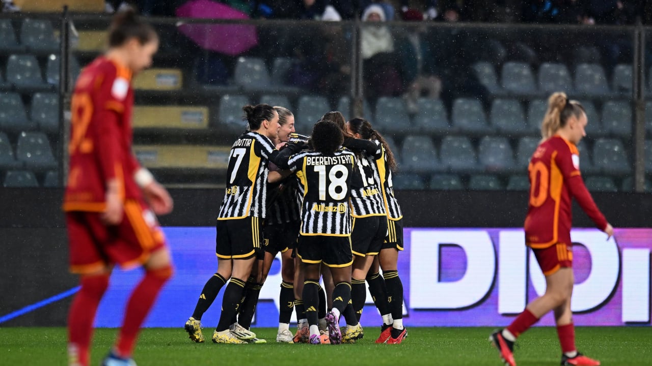 Juventus Women, l'abbraccio dopo il gol alla Roma