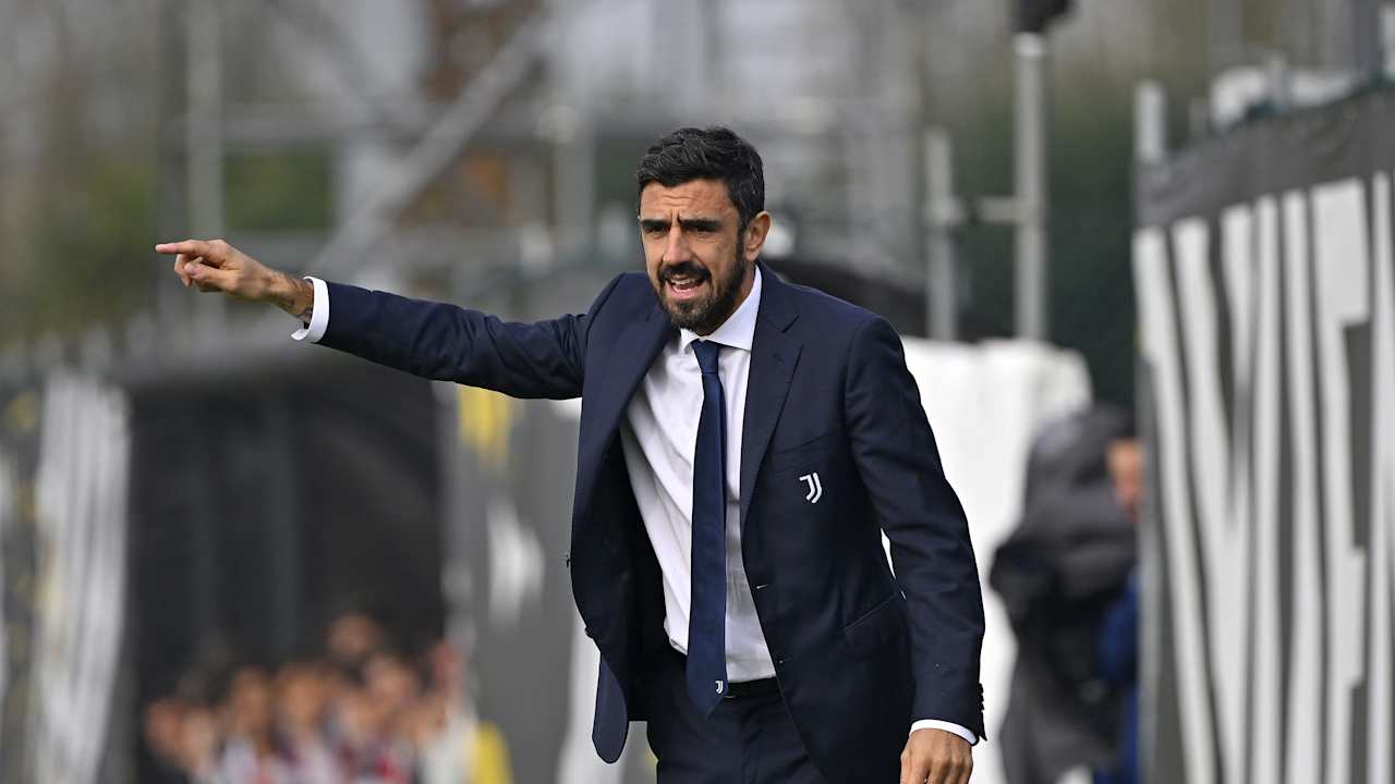 Le indicazioni di Francesco Magnanelli durante il match della Juventus Under 20 contro il Bologna