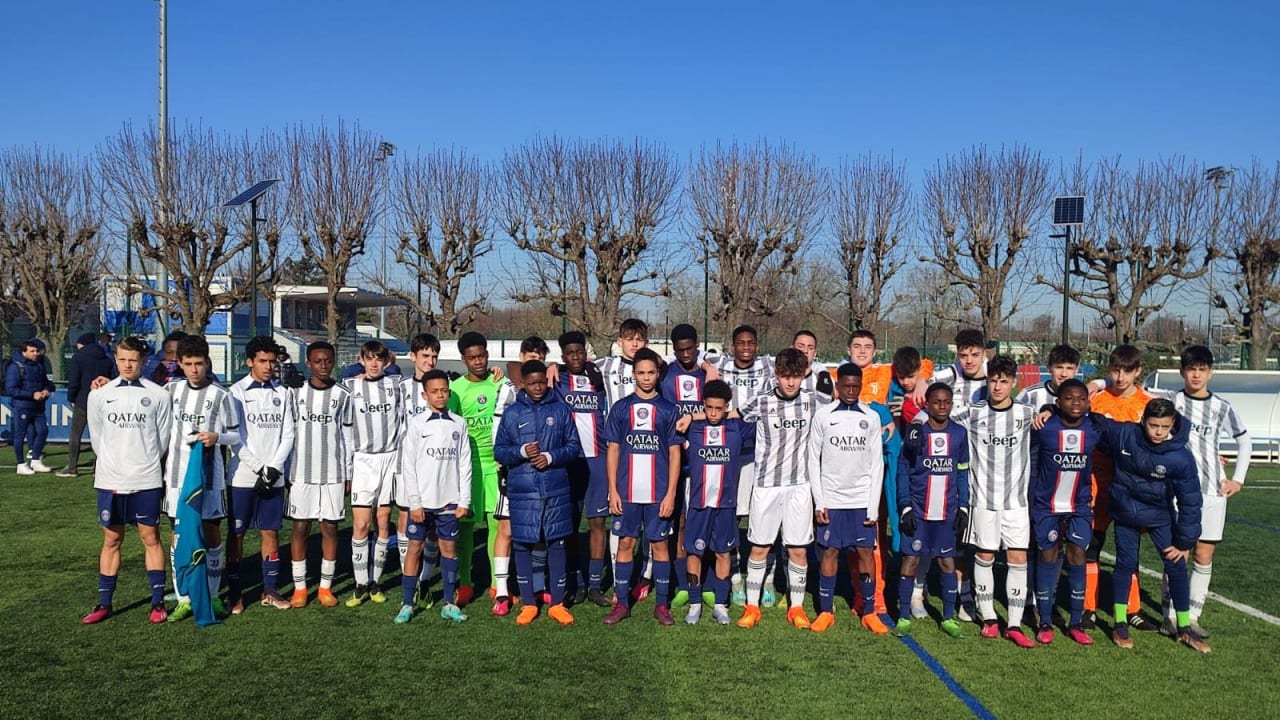 Foto di gruppo a fine test match tra l'Under 14 bianconera e l'Under 14 del PSG