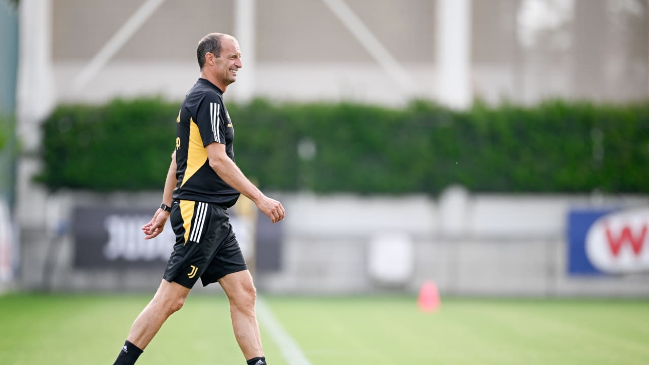 Mister Massimiliano Allegri in campo alla Continassa