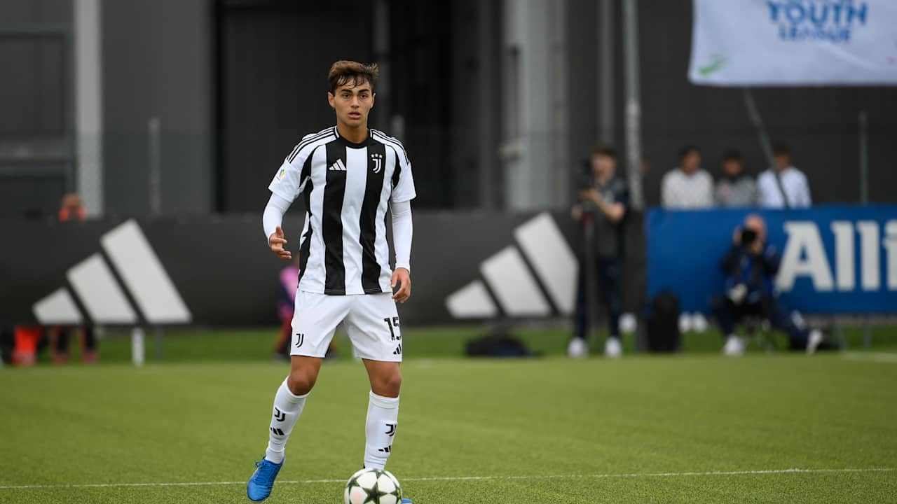 Alfonso Montero in azione durante la sfida di UYL contro il PSV Eindhoven