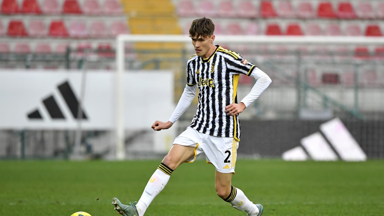 Nicolò Savona in campo durante Juventus Next Gen-Gubbio