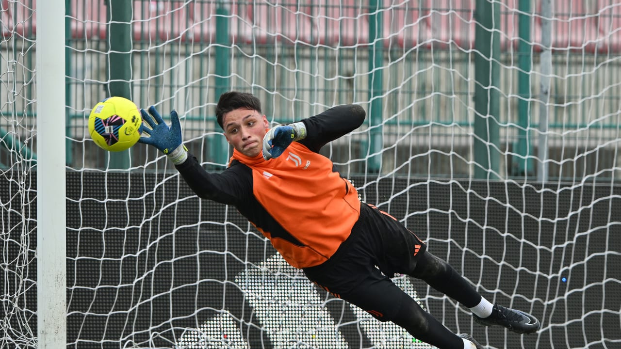 Giovanni Daffara durante il riscaldamento di Juventus Next Gen-Pescara