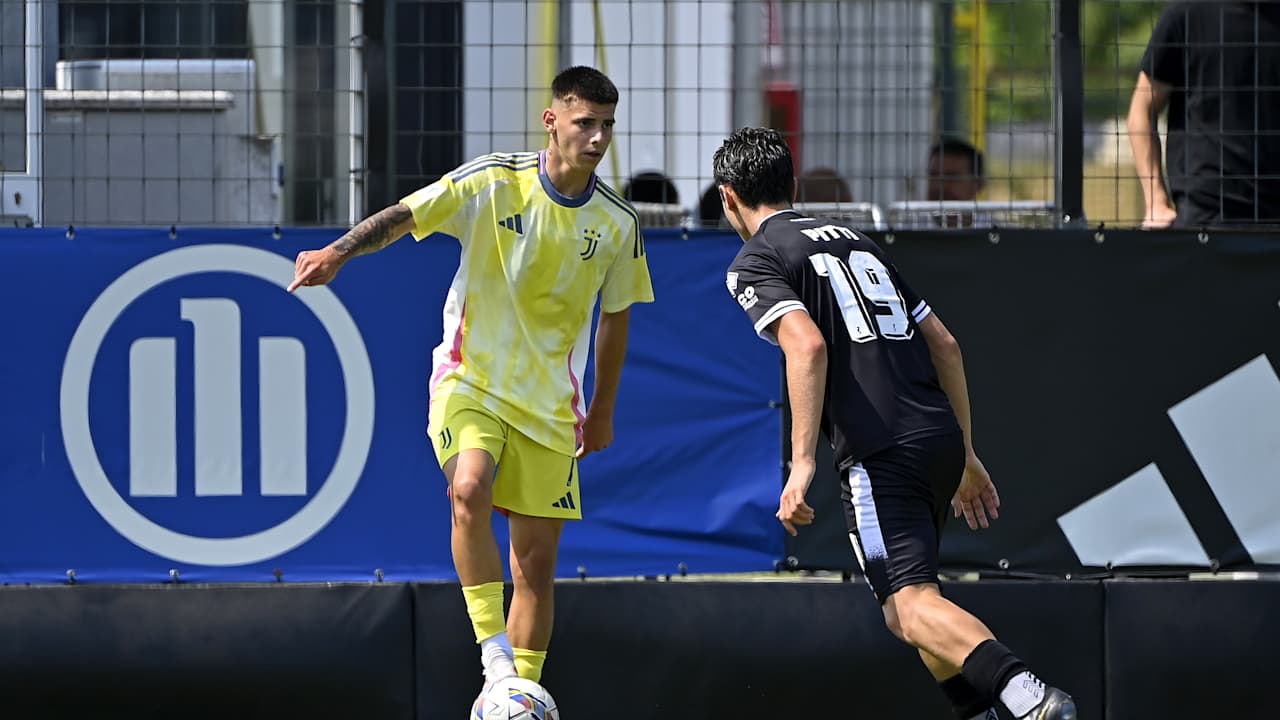 Alessandro Ventre in azione durante il match contro il Cesena Under 20