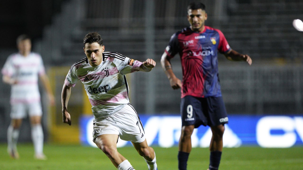 Luis Hasa con la palla al piede durante Gubbio-Juventus Next Gen