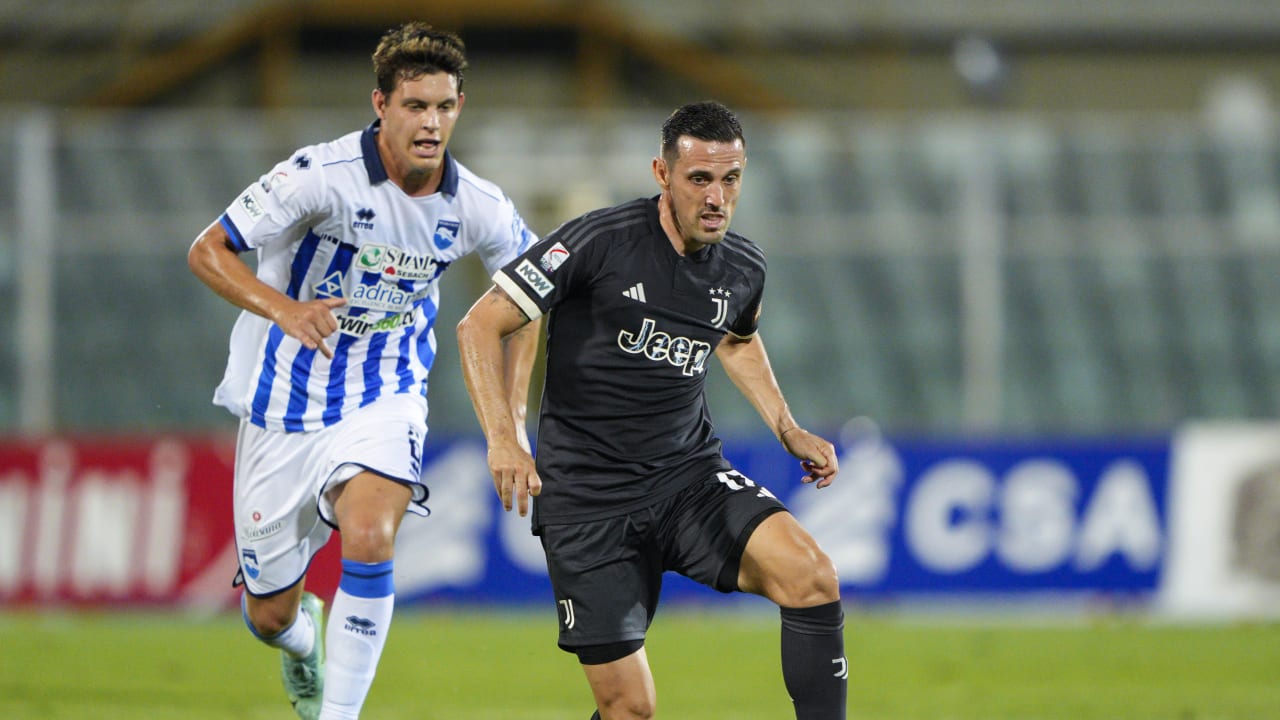 Simone Guerra in azione durante Pescara-Juventus Next Gen in regular season