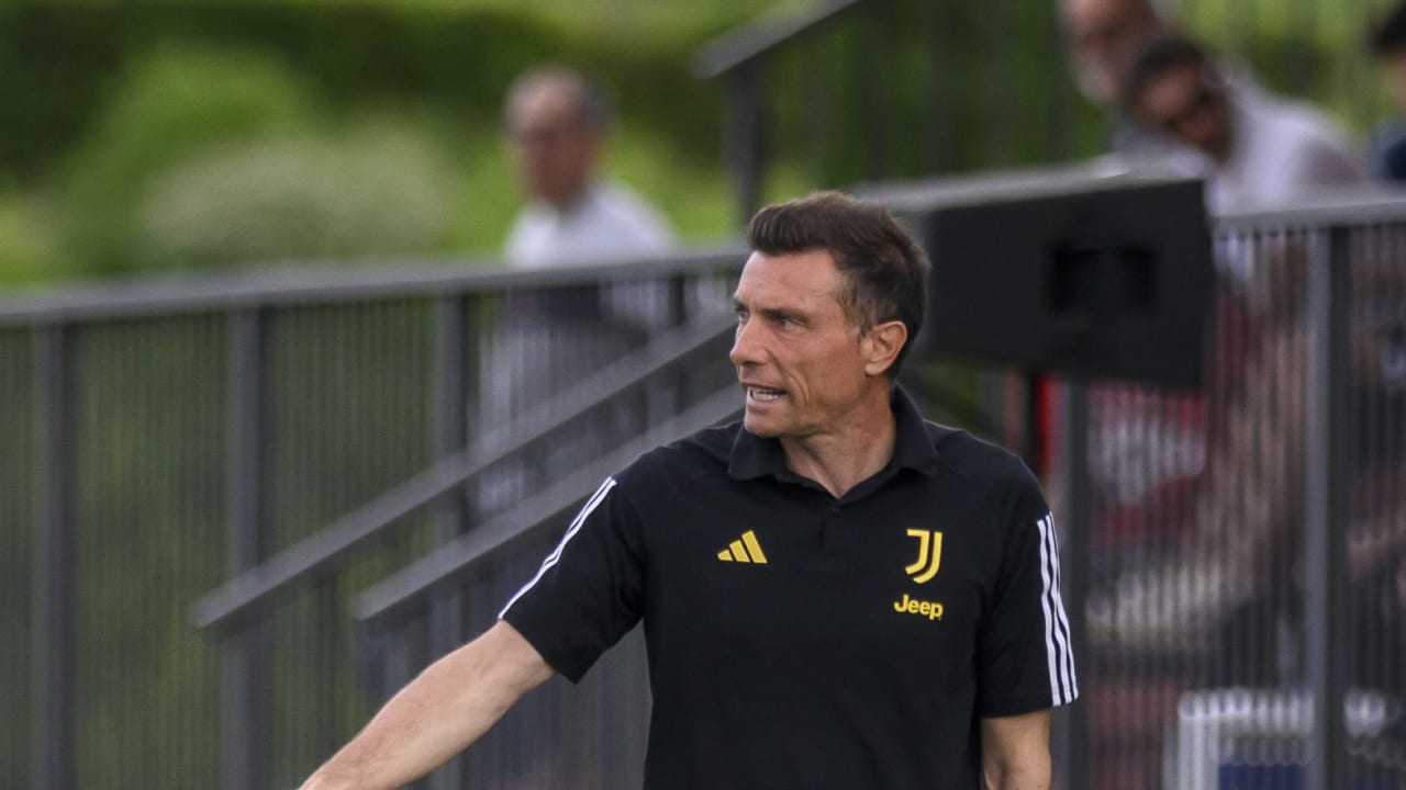 Massimo Brambilla dà indicazioni durante Juventus Next Gen-Atalanta Under 23