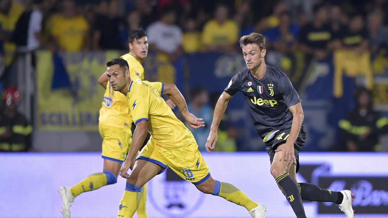 Daniele Rugani in azione durante Frosinone-Juventus del 23 settembre 2018