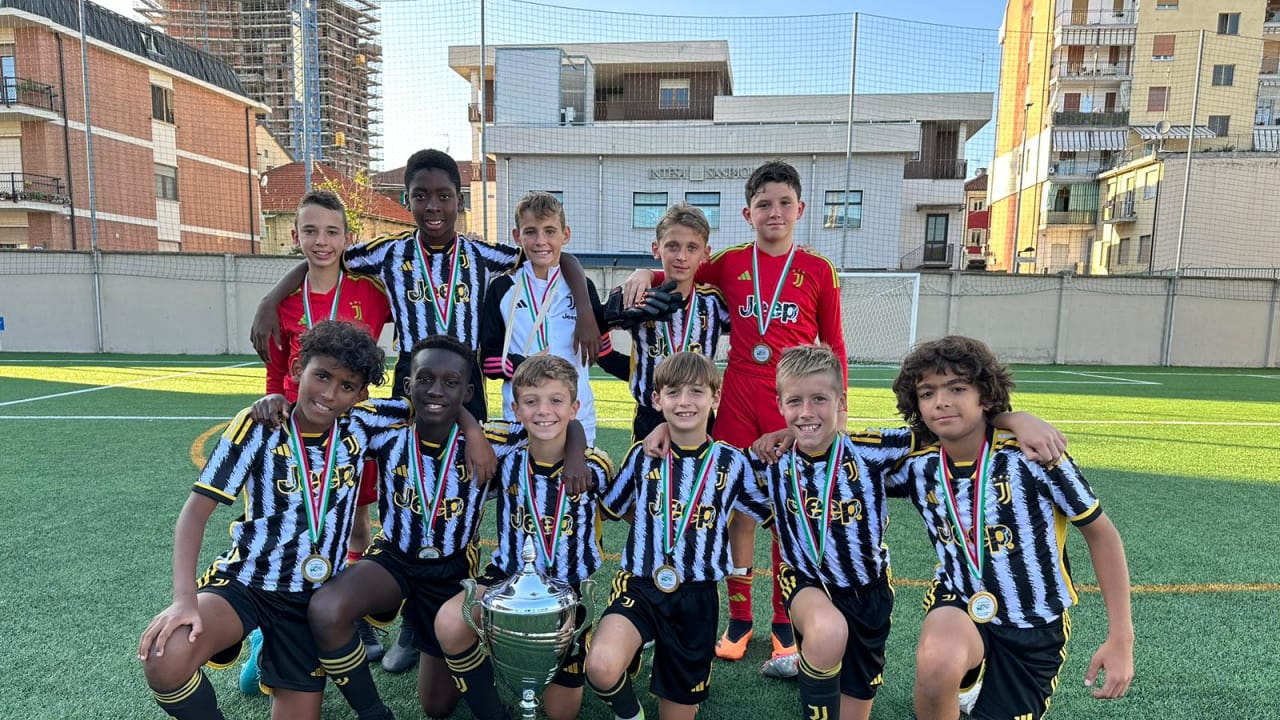 Foto di squadra dell'Under 11 di Mister La Pira dopo il torneo a Settimo Torinese