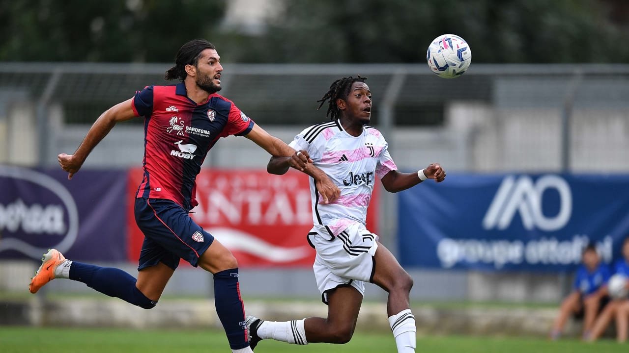 Samuel Mbangula Tshifunda in azione durante l'amichevole contro il Cagliari