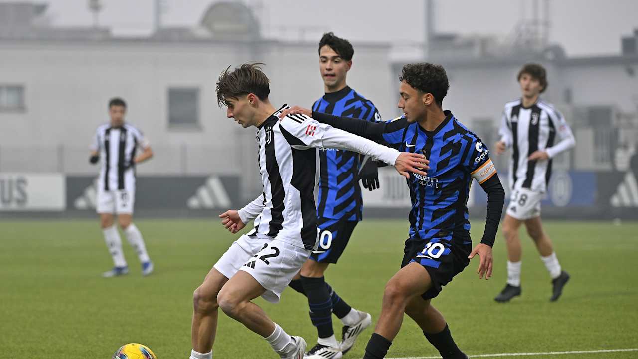 Andrei Florea in azione durante il match tra Juventus Under 20 e Inter Under 20