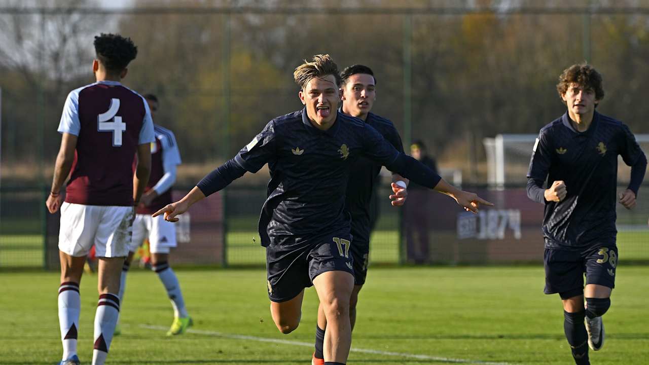 Lorenzo Biliboc esulta con la linguaccia contro l'Aston Villa in UEFA Youth League