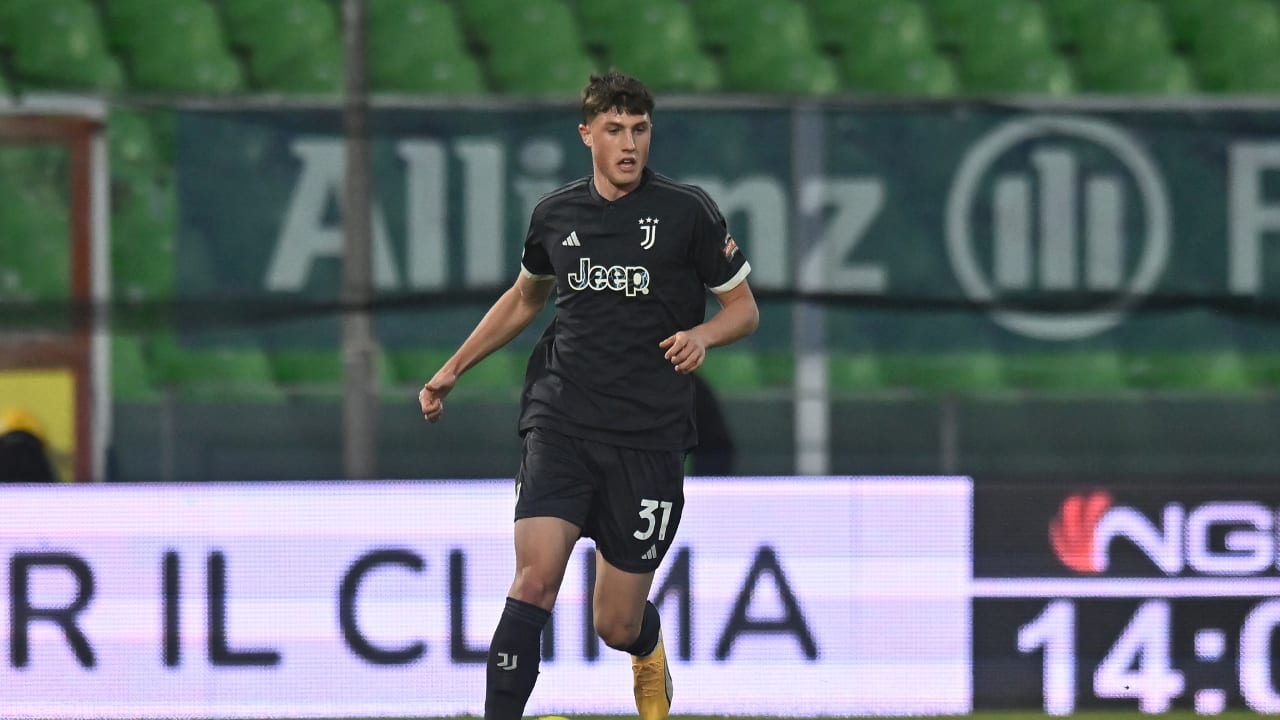 Riccardo Stivanello in azione durante Cesena-Juventus Next Gen