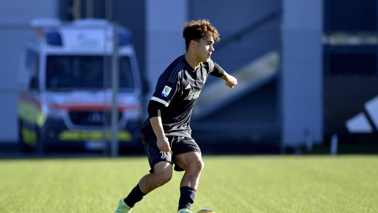 Michele Scienza in azione contro l'Atalanta Under 19