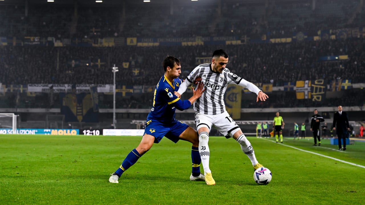 Filip Kostic in azione in Verona-Juventus