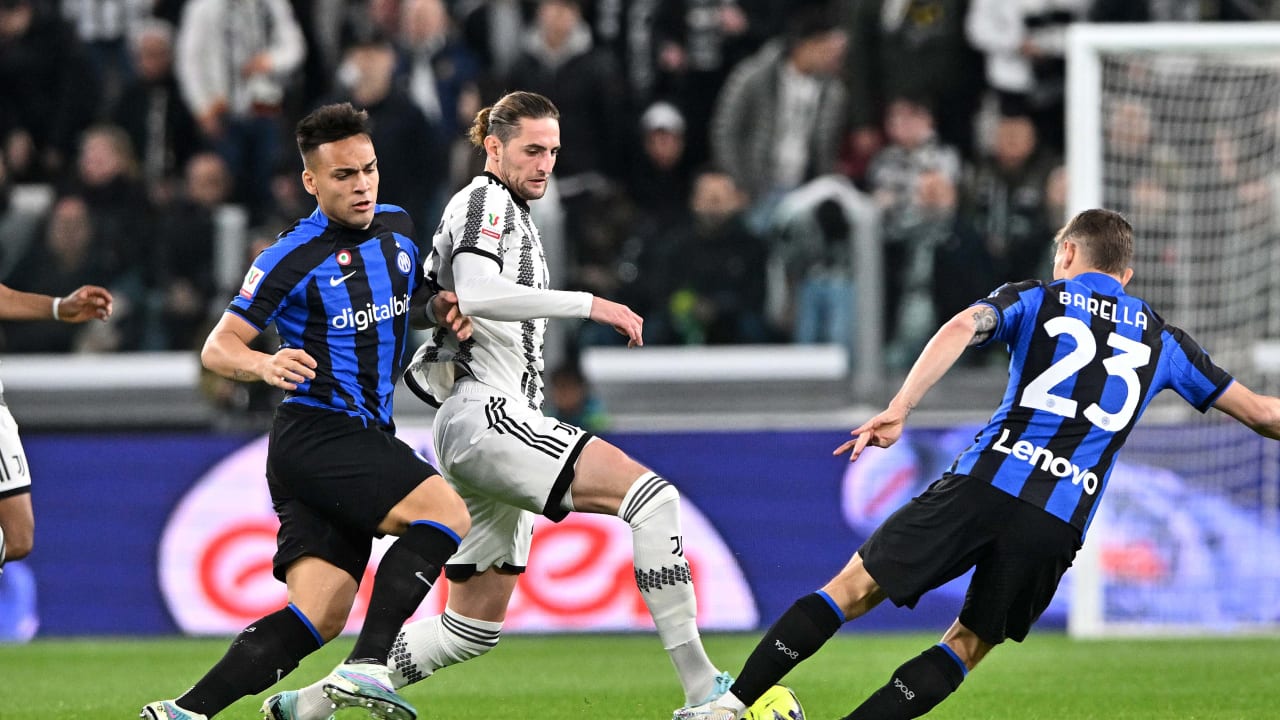 Adrien Rabiot in azione durante Juventus - Inter di Coppa Italia