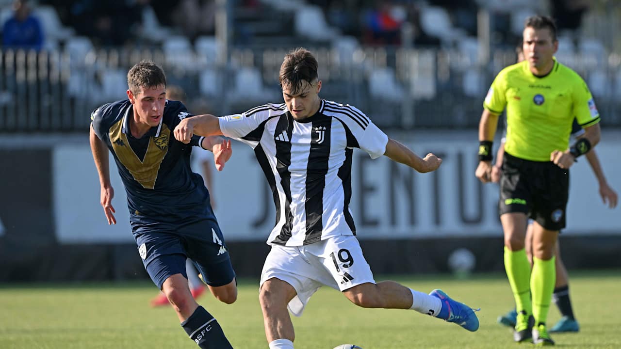 Michele Scienza in azione durante il match contro il Brescia Under 20 in Coppa Italia Primavera