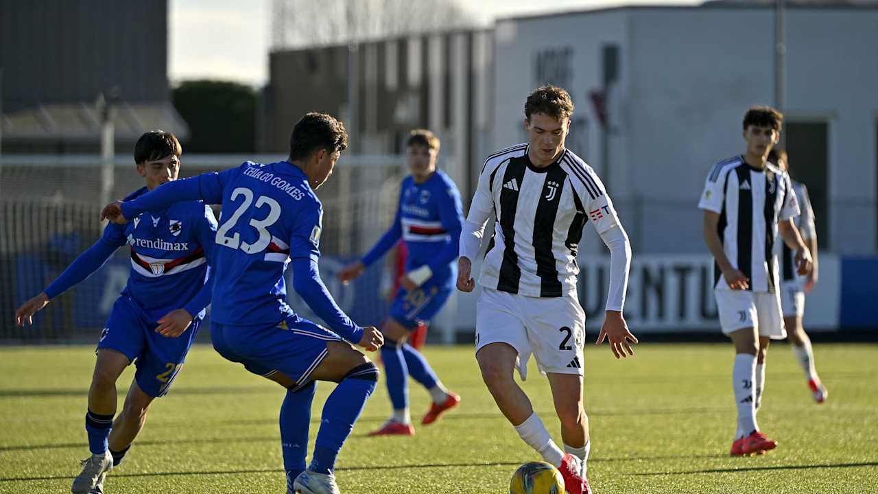 Patryk Mazur in azione contro la Sampdoria Under 20