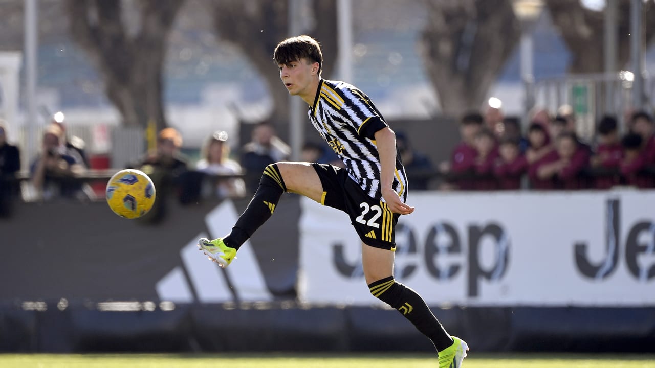Andrei Florea in azione contro i pari età della Lazio 