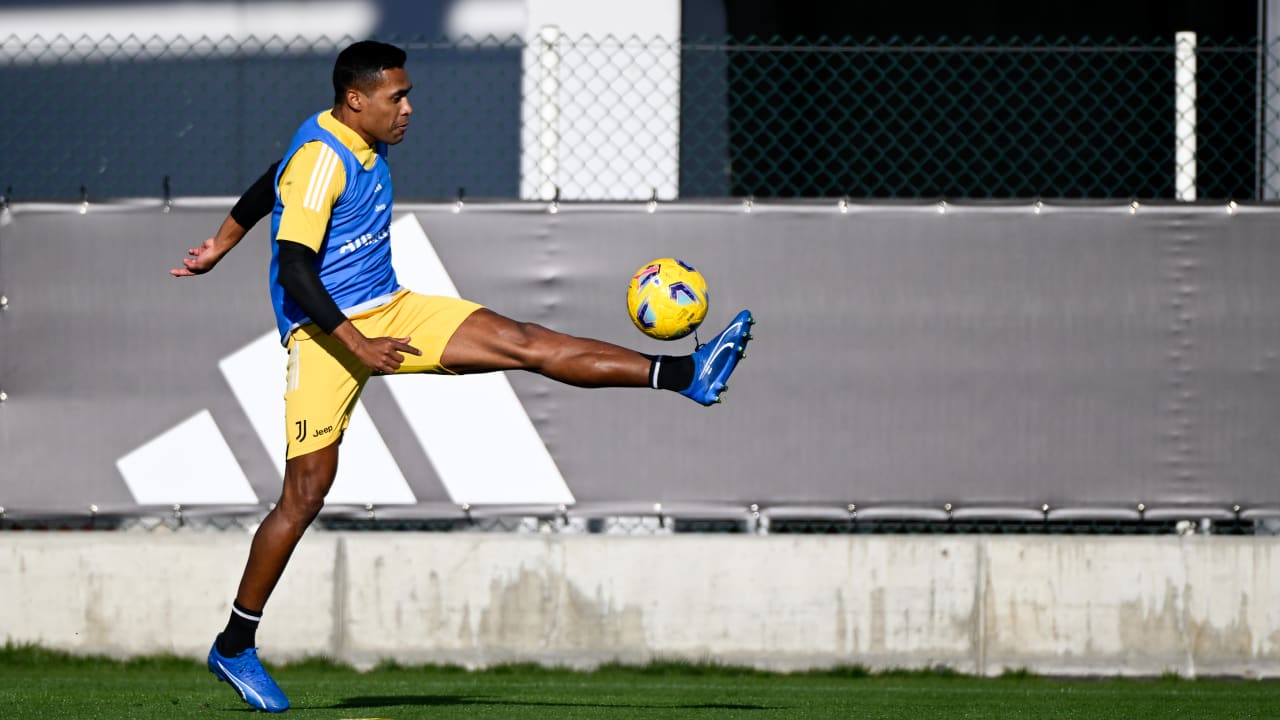 Alex Sandro in allenamento alla Continassa lunedì 18 dicembre 2023