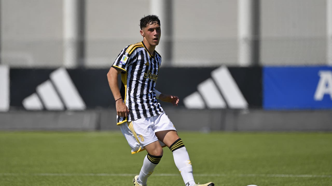 Diego Ripani in azione durante Juventus Under 19-Roma Under 19