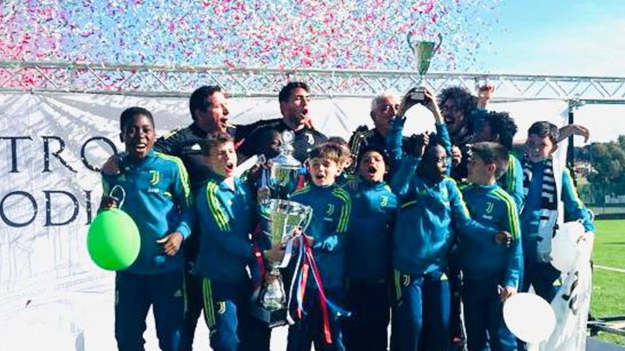 L'esultanza dell'Under 10 di Mister Battaglia dopo il torneo vinto a Roma