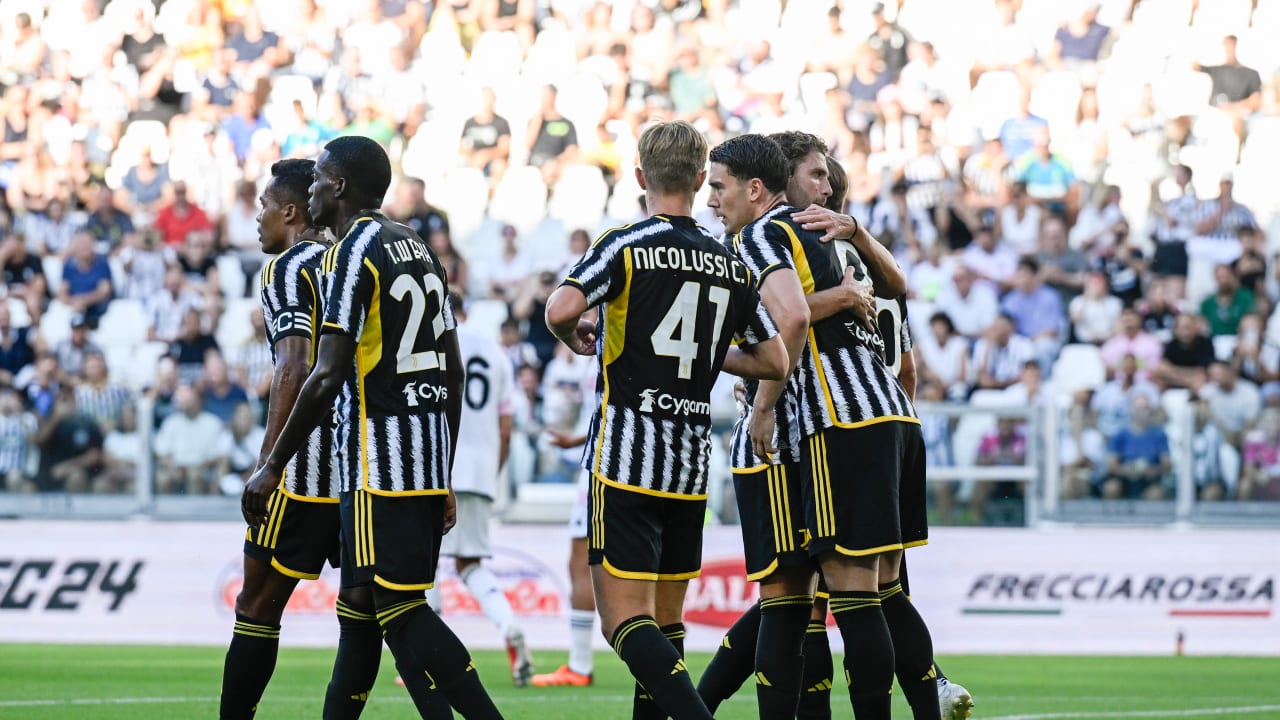 Esultanza di gruppo dei bianconeri all'Allianz Stadium