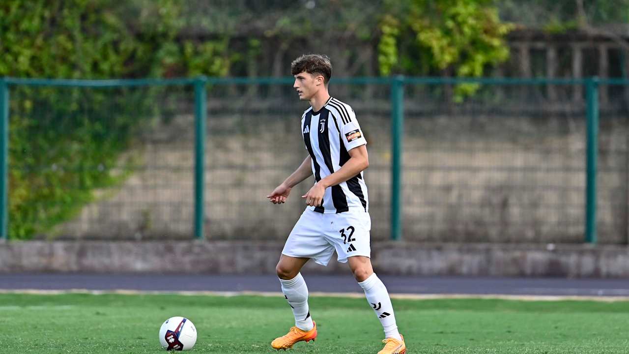 Riccardo Stivanello in azione durante l'amichevole con il Lecco