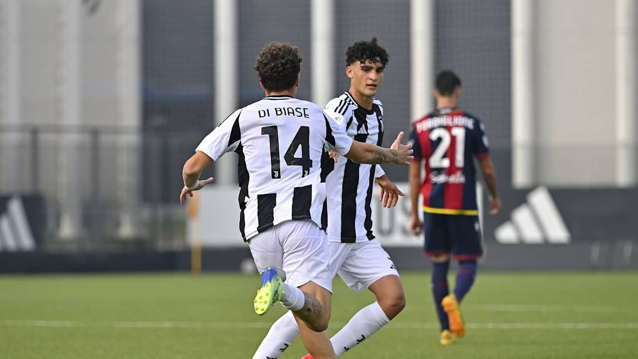 Di Biase e Boufandar esultano dopo la prima rete della Juventus contro il Bologna Under 20