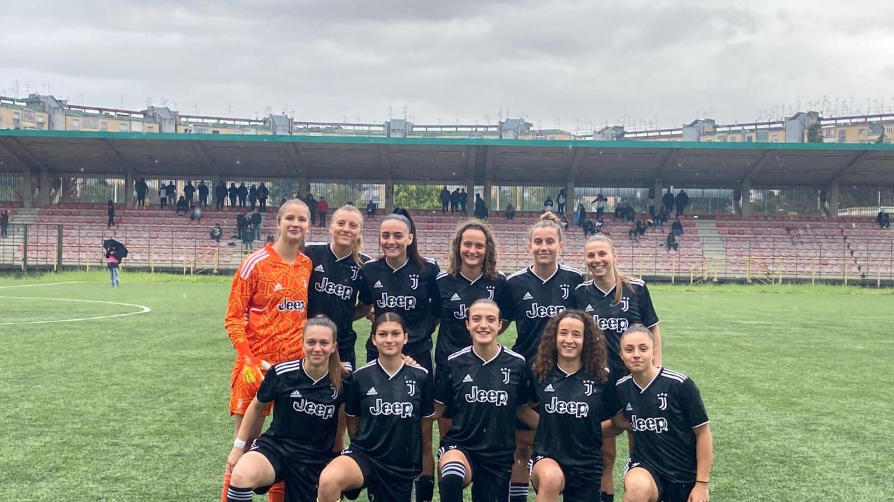 Foto di squadra dell'Under 19 femminile prima del match contro il Napoli