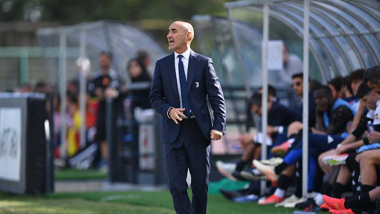 Paolo Montero fornisce indicazioni durante Juventus Next Gen-Potenza