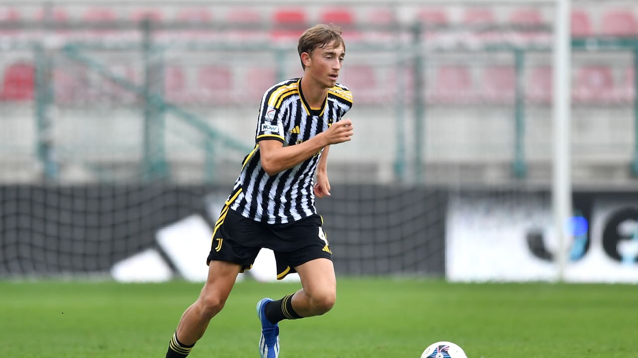 Dean Huijsen in azione con la maglia della Juventus Next Gen