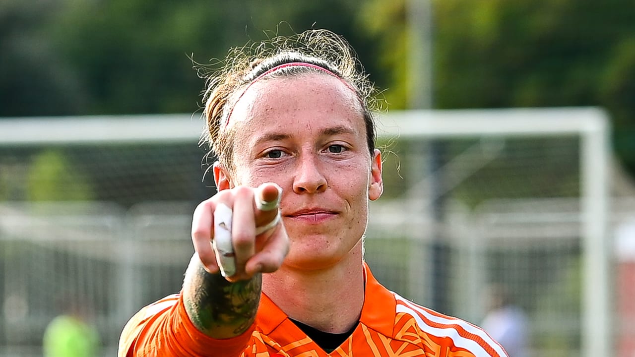 Pauline Peyraud-Magnin con la maglia della Juventus Women