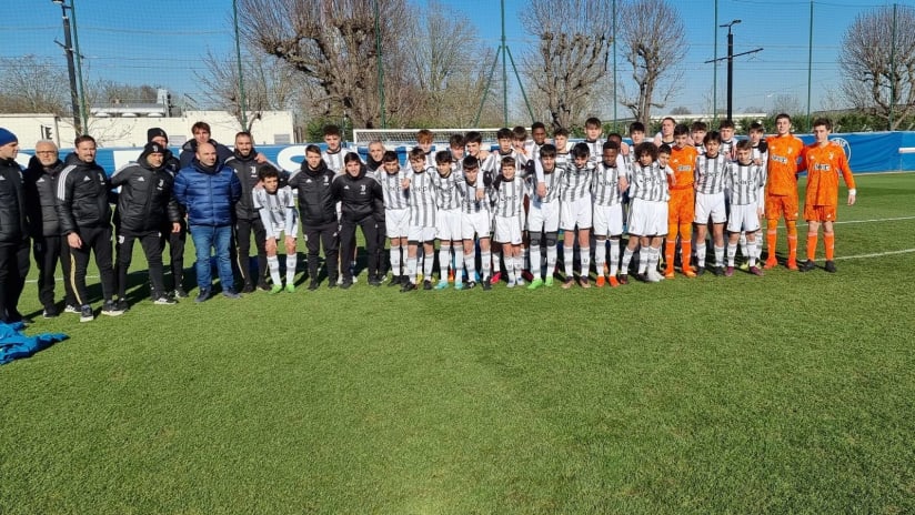 Foto di gruppo per le nostre Under 14 e Under 13 presso il centro sportivo del Settore Giovanile del PSG