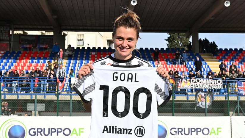 Cristiana Girelli con la maglia celebrativa per i 100 gol segnati con la maglia della Juventus Women