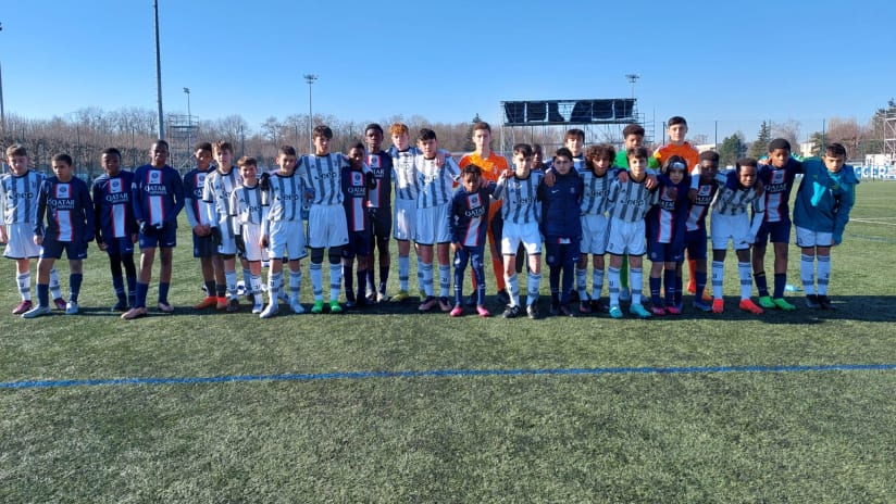 Foto di gruppo a fine test match tra l'Under 13 bianconera e l'Under 13 del PSG