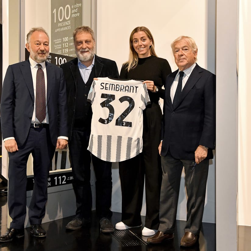 Sembrant hands her 100th appearance shirt to the Juventus Museum