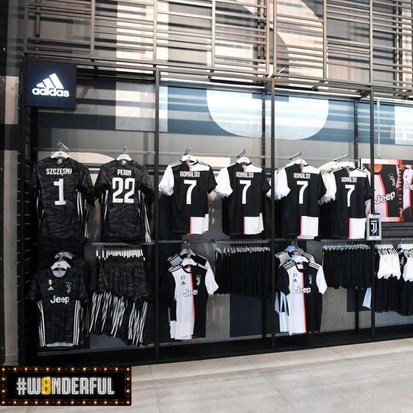 La nuova maglia agli Juventus Store di Torino e Roma