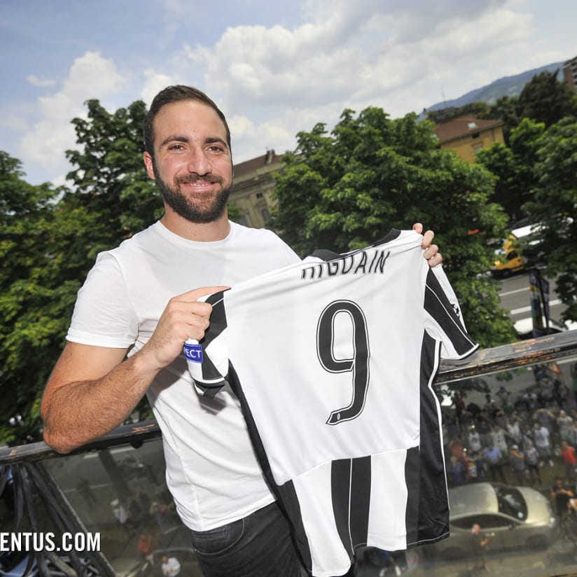 Higuain and his new jersey!