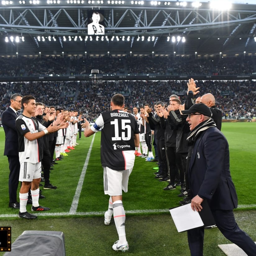 Tutti in piedi per Andrea Barzagli!