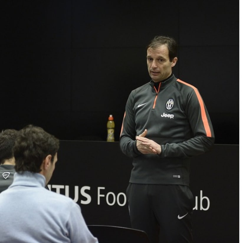 Allegri tiene lezione al corso di aggiornamento per staff tecnici 