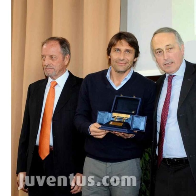 Conte vince la seconda Panchina d'Oro consecutiva - Conte wins second consecutive ‘Panchina d’Oro’ award