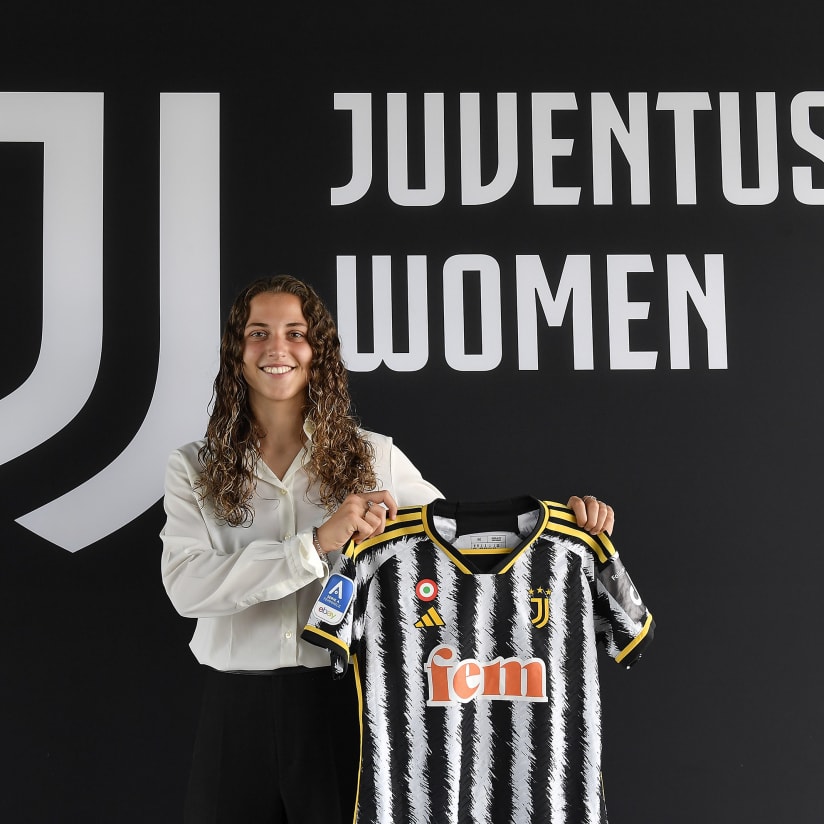 Maddalena Nava pens first professional contract!