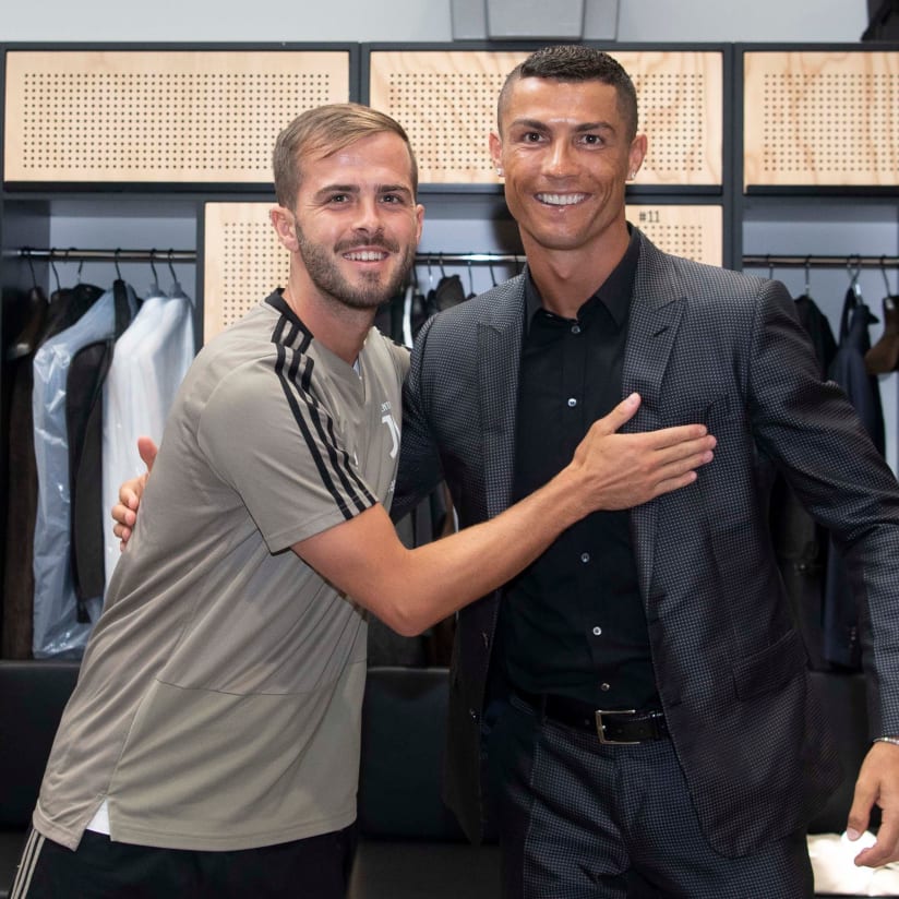 Cristiano Ronaldo meets his new teammates! 