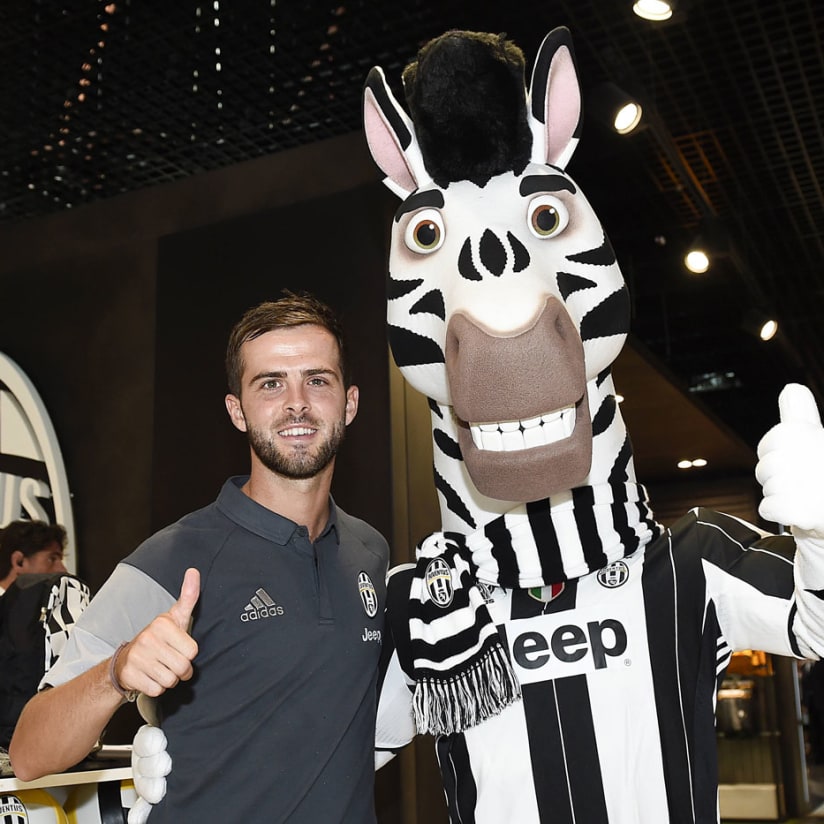 Pjanic takes pole position at the store!