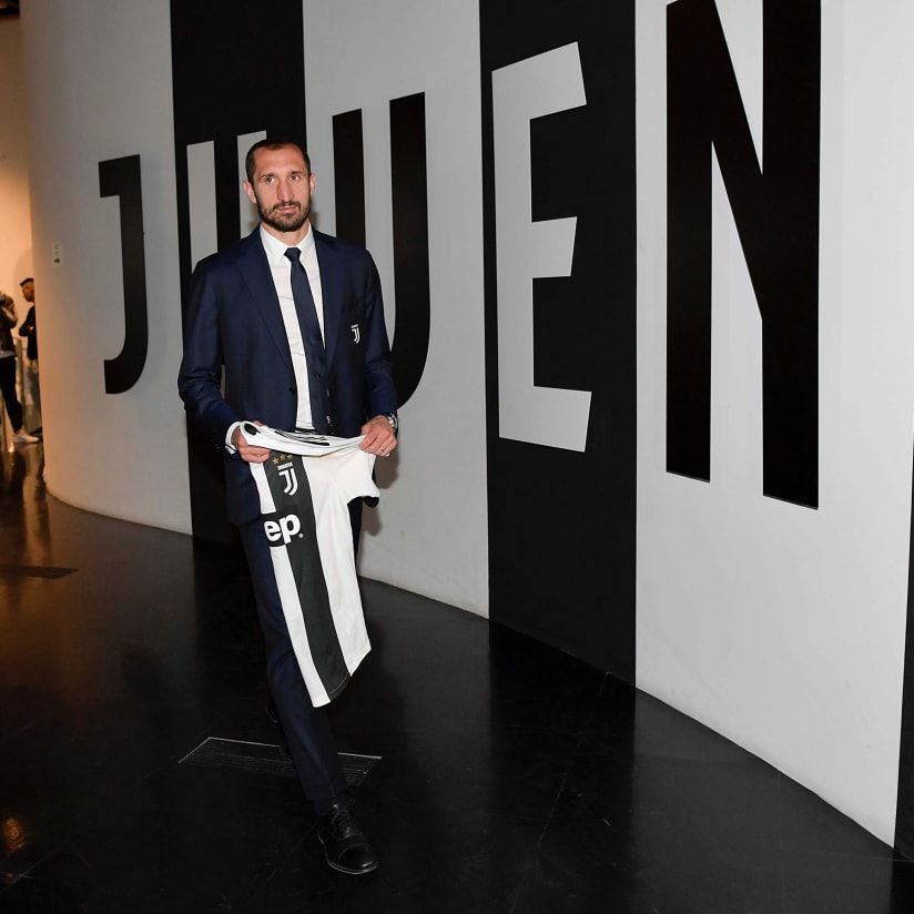 Chiellini hands his 500th game shirt to Juventus Museum