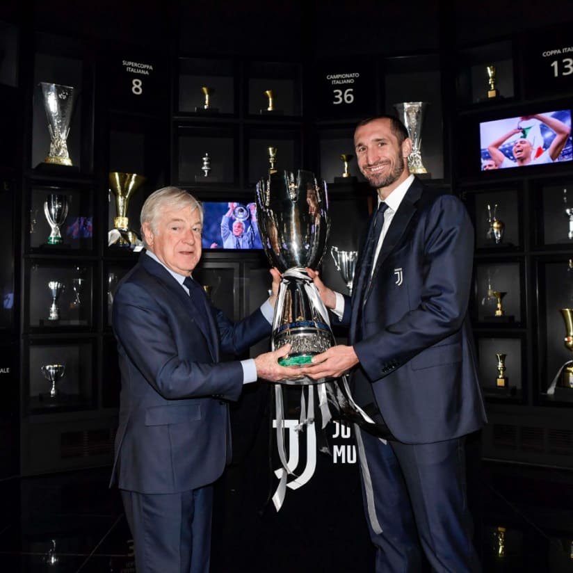 Chiellini brings the Super Cup to Juventus Museum